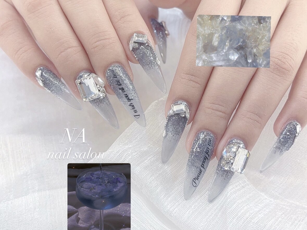 心斎橋ネイルサロン NA nail salon｜アートネイル グレーグラデ シルバーグリッター ビッグビジュー 英字アート 長さ出し