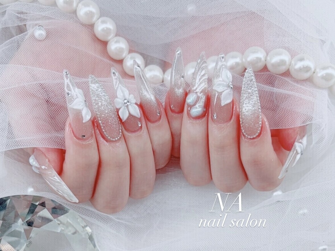 心斎橋ネイルサロン NA nail salon｜ブライダルネイル 3Dフラワー 3Dバタフライ パール シルバーグリッター ピンクグラデ 長さ出し